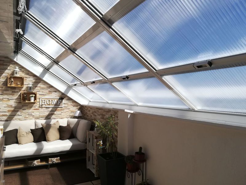 5 ventajas de instalar un techo móvil en tu terraza