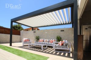 pérgola bioclimática en jardín