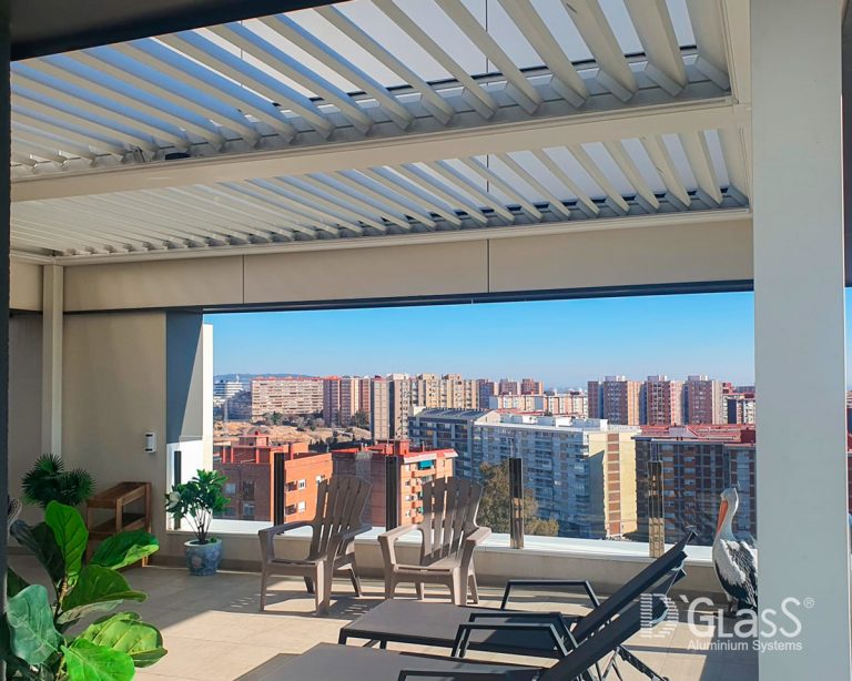 pérgola bioclimática ambientada