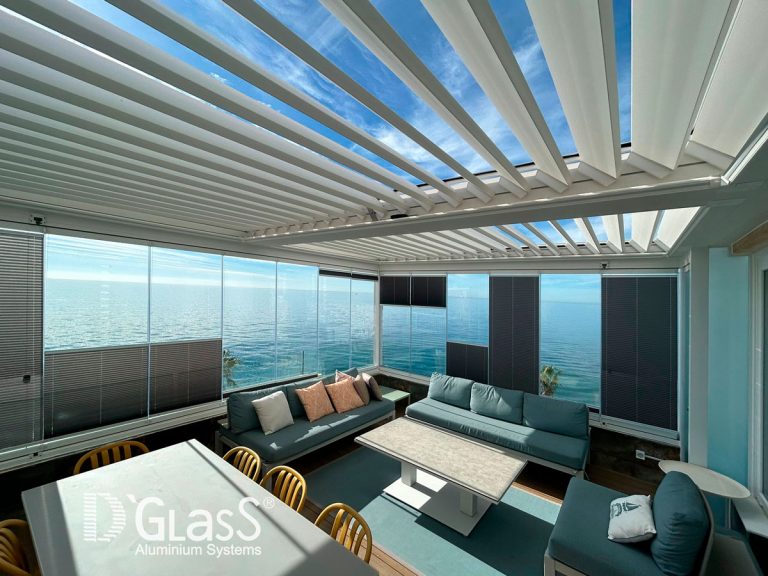 pergola doble y cortinas en terraza moderna