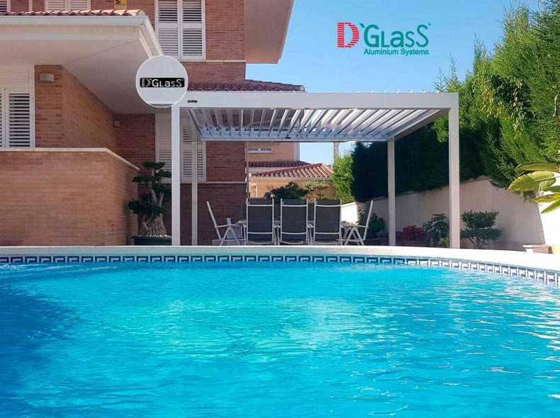Pérgola bioclimática DG210 junto a piscina