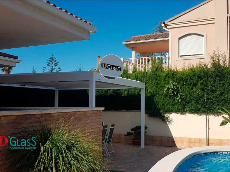 Pérgola bioclimática DG210 junto a piscina
