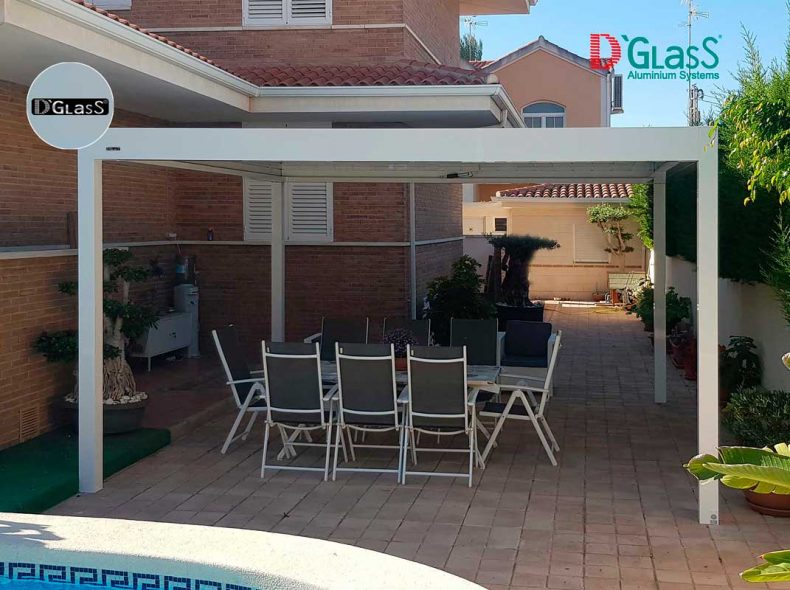 Pérgola bioclimática DG210 junto a piscina