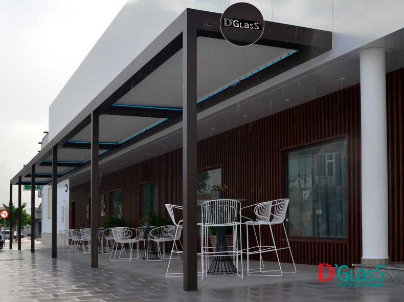 Pérgola bioclimática en cafetería