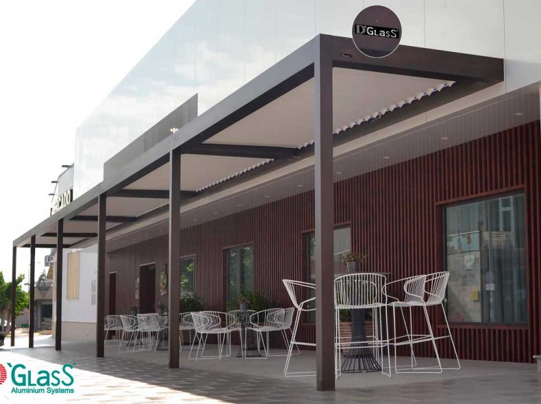 Pérgola bioclimática en cafetería