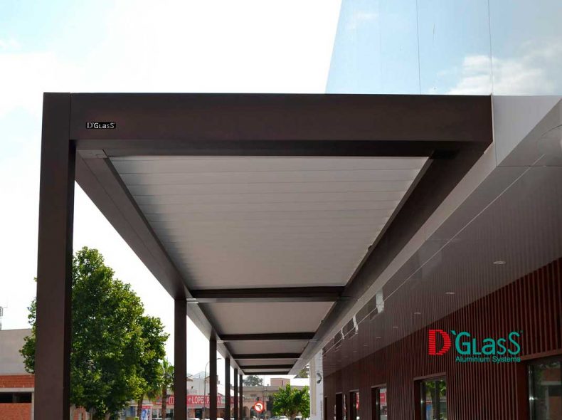 Pérgola bioclimática en cafetería