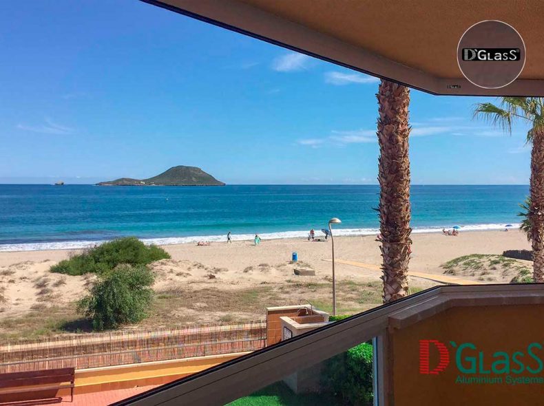 Cortina de cristal DG28 en balconera