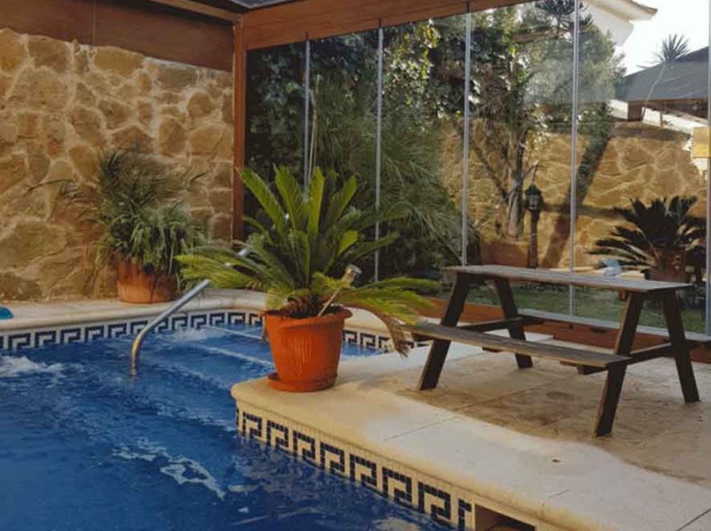 Techo movil con Cortina cristal en piscina