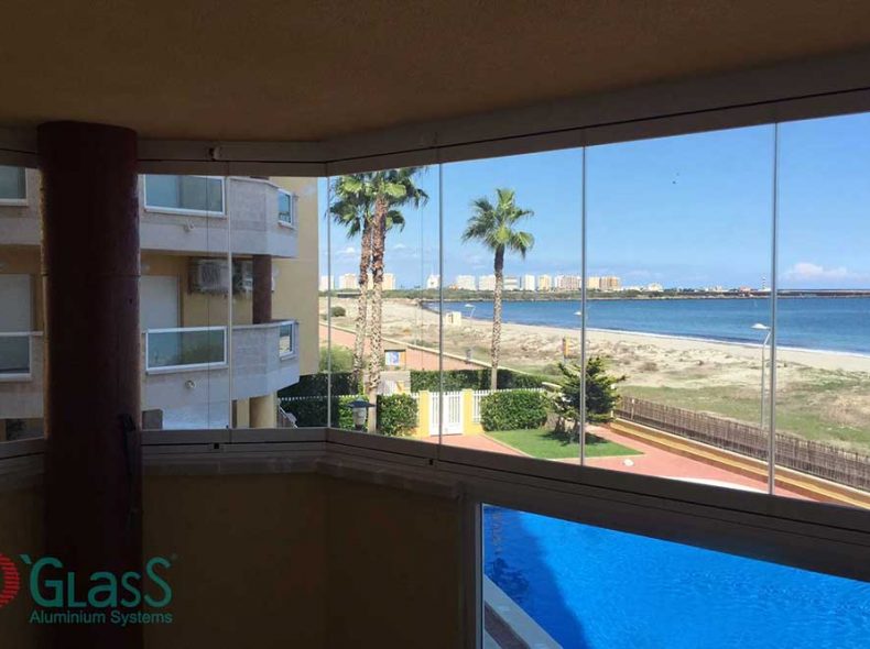 cortina de cristal en balcón