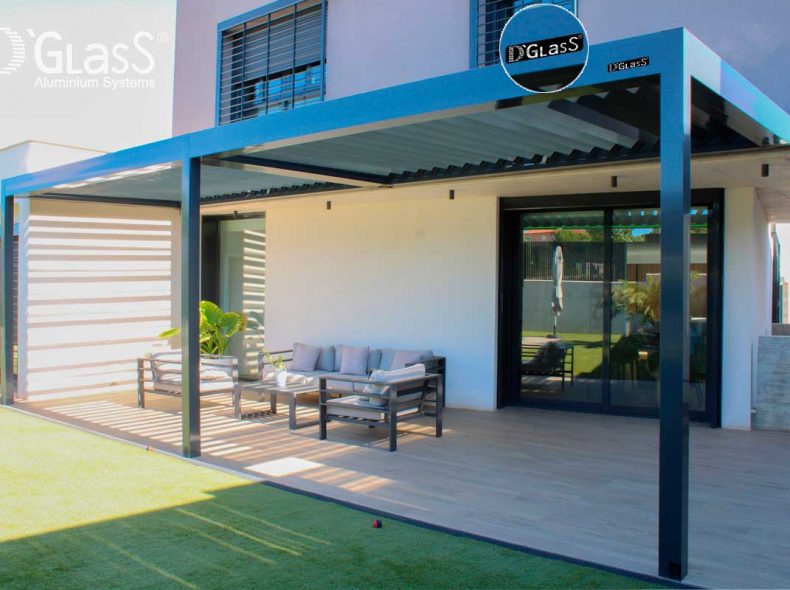 Pérgola doble en jardín