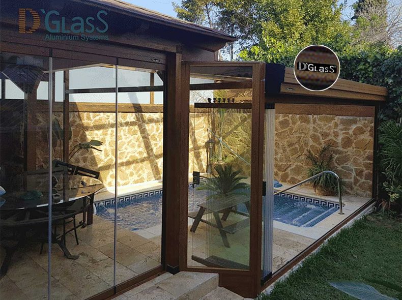 Techo móvil con cortinas de cristal en piscina