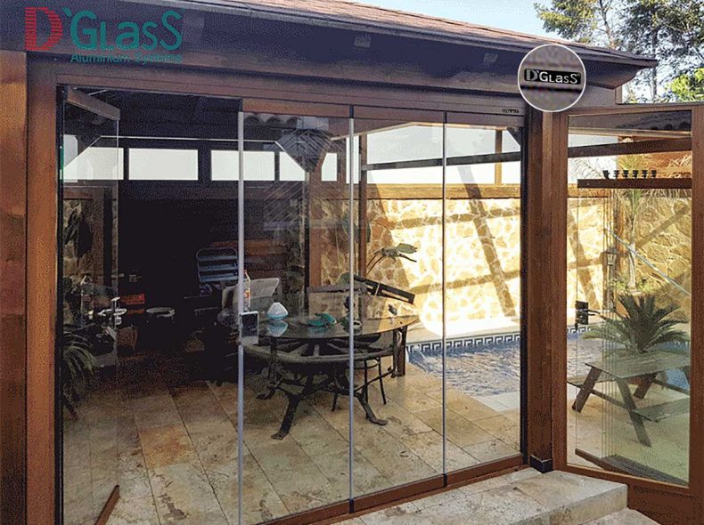 Techo móvil con cortinas de cristal en piscina