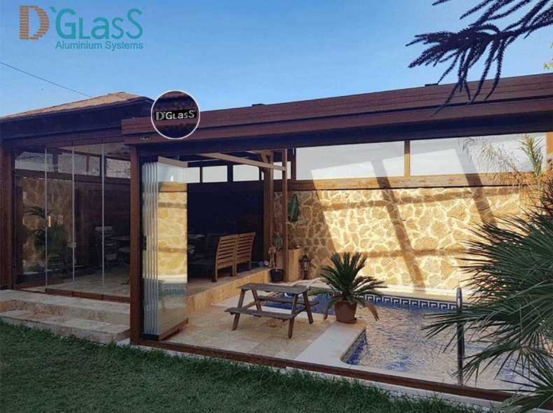 Techo móvil con cortinas de cristal en piscina