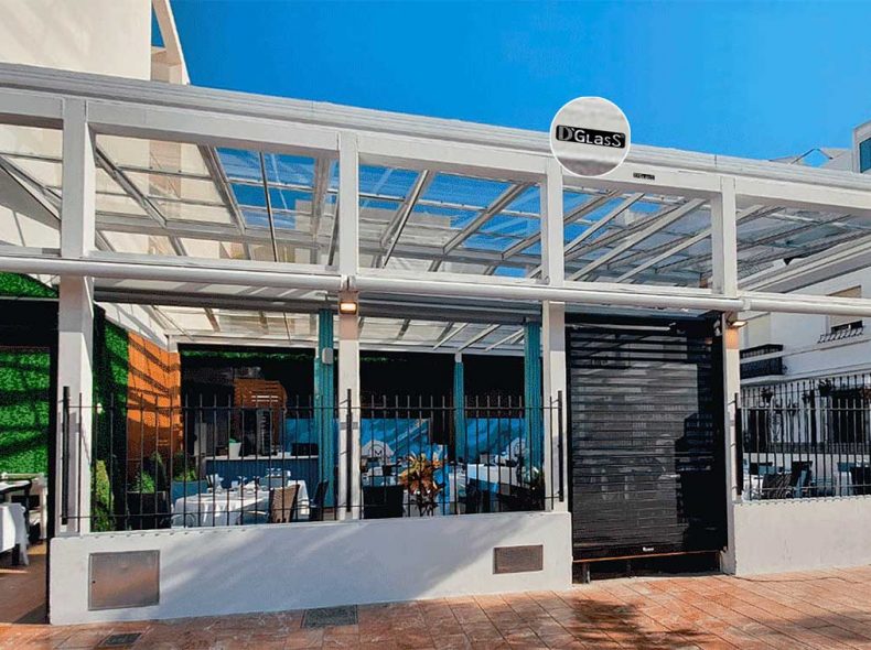 Gran techo móvil DG26 a dos aguas en cafetería