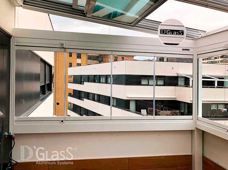 Techo móvil con cortinas de cristal en terraza