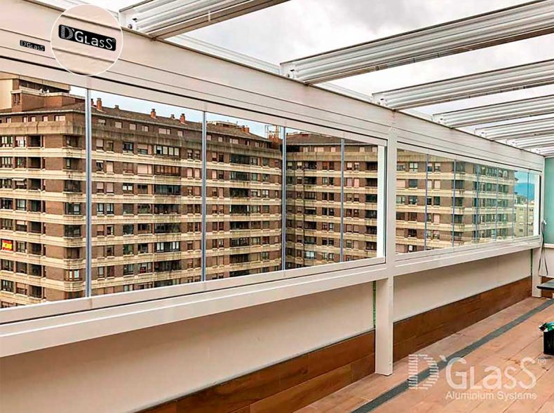Techo móvil con cortinas de cristal en terraza