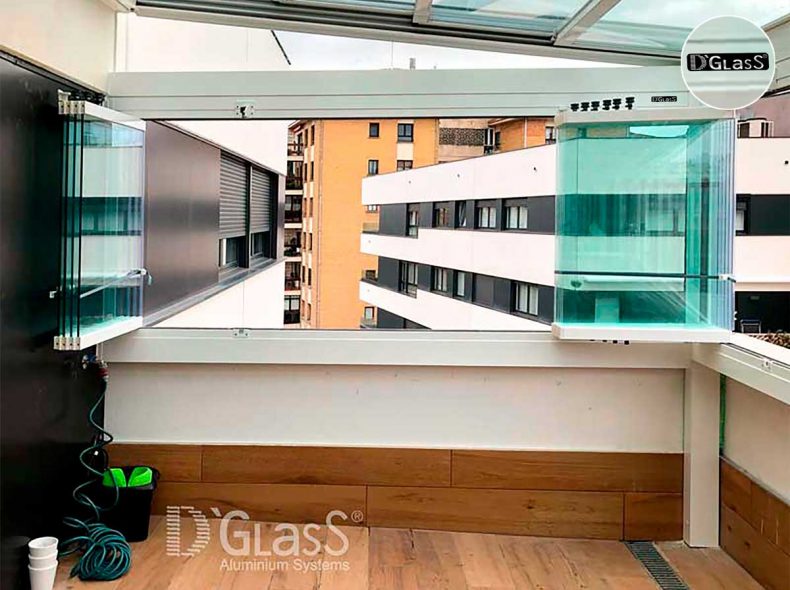 Techo móvil con cortinas de cristal en terraza