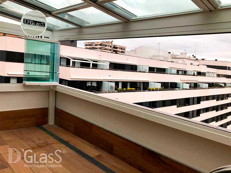 Techo móvil con cortinas de cristal en terraza